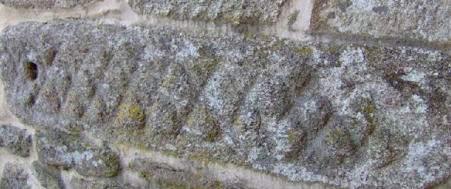 Pedra na igrexa de Santa Uxía de Eiras (San Amaro, Ourense).